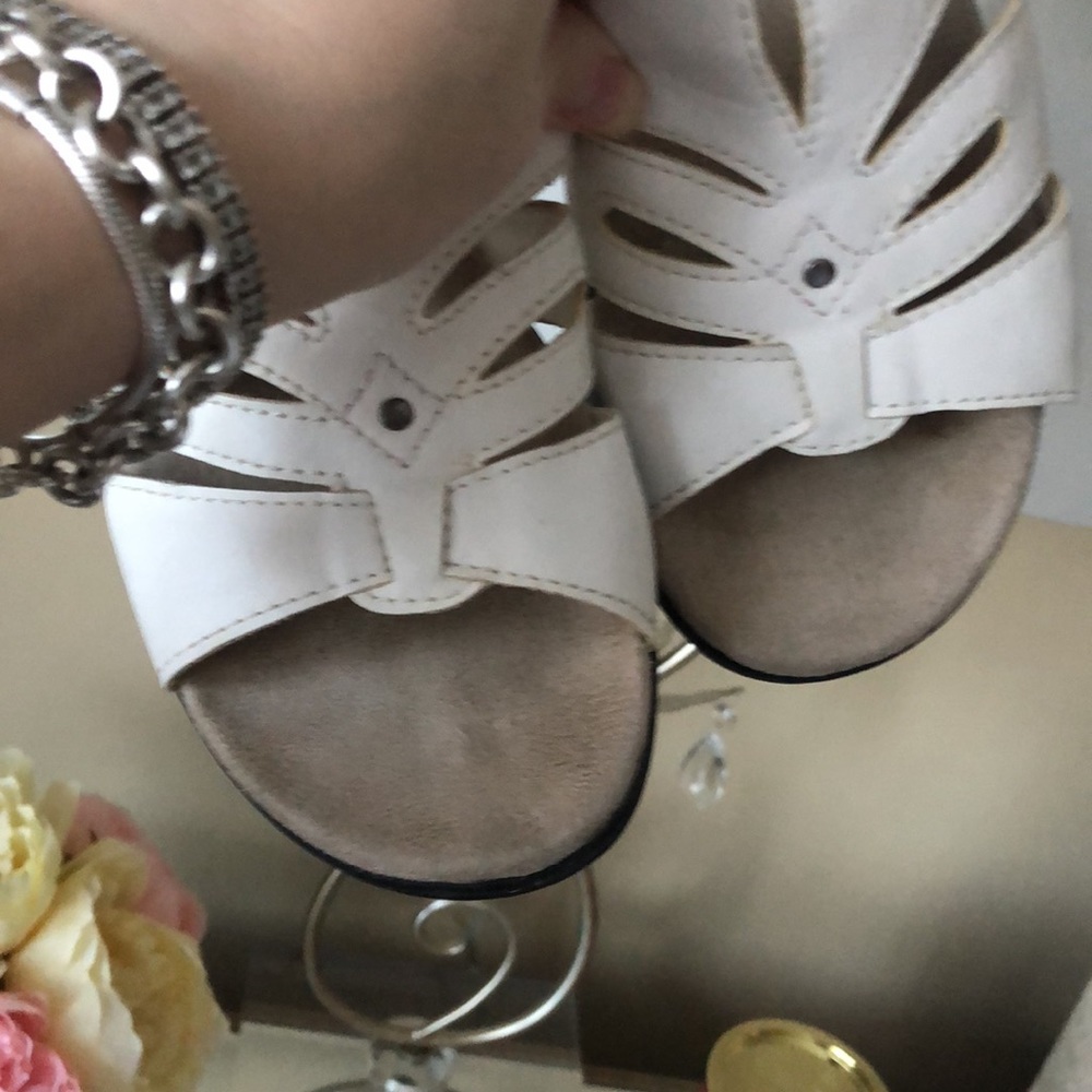 Croft & Barrow Women’s Sandals Slides Flats White and Tan - Picture 7 of 8